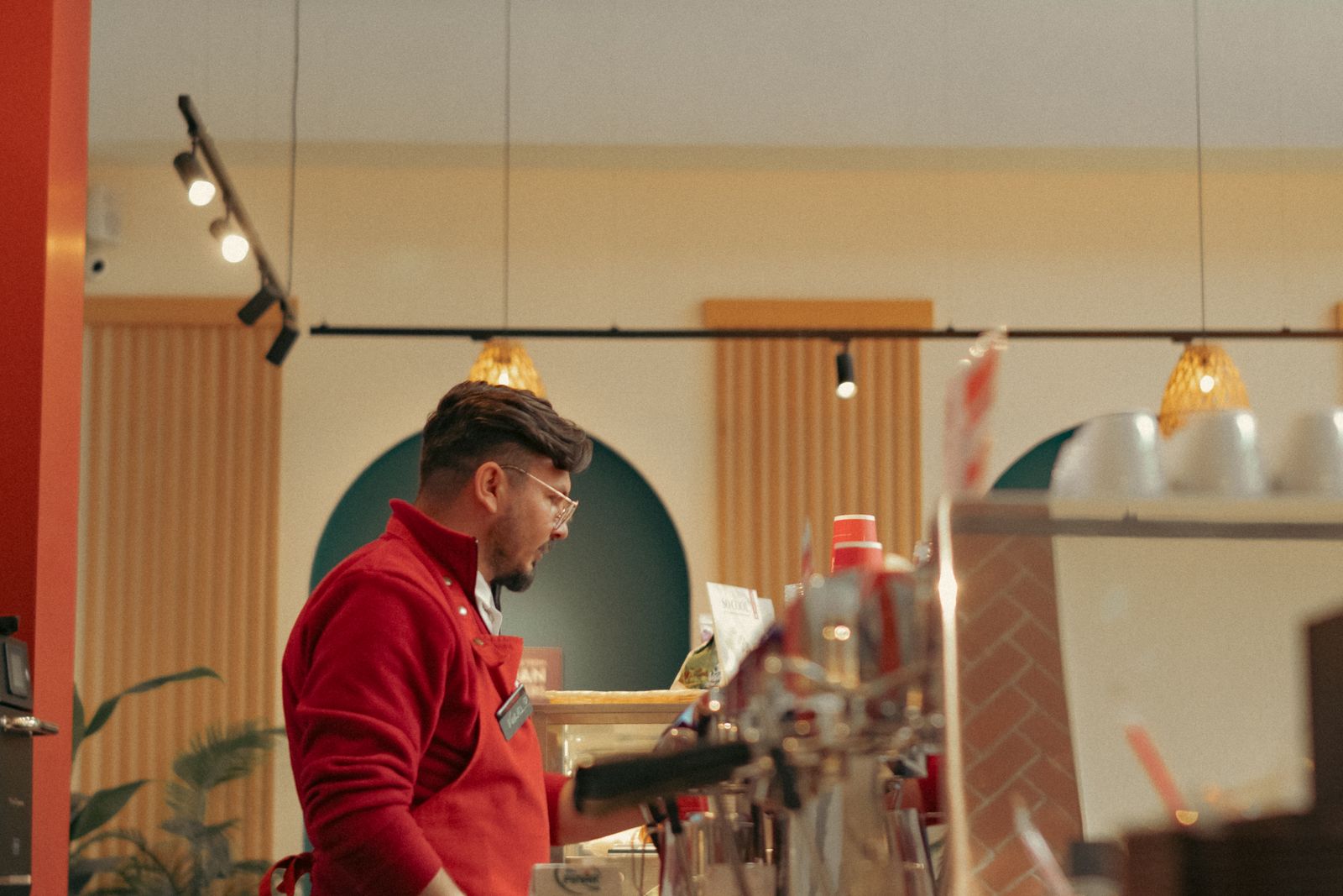 Barista préparant une commande dans un café contemporain